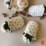 As minhas primeiras botinhas de bebé Petit Jour Les Champignons